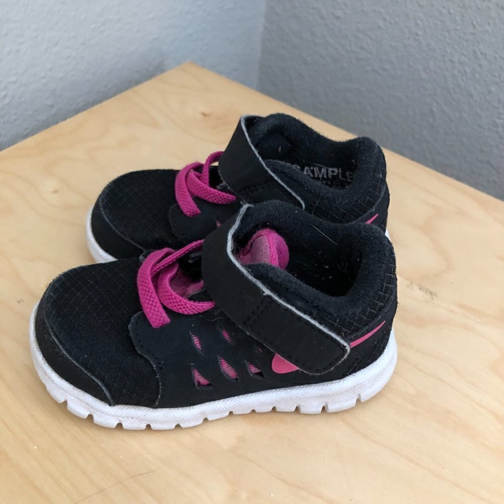 NIKE Flex Sneakers